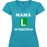 Camiseta mujer cuello pico - Mamá en prácticas.