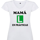 Camiseta mujer cuello pico - Mamá en prácticas.