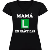 Camiseta mujer cuello pico - Mamá en prácticas.